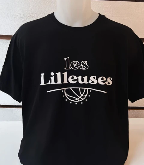 Mannequin présentant un t-shirt noir dans un environnement commercial