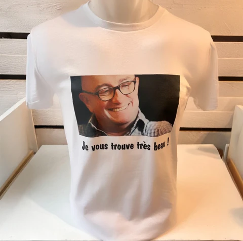 Intérieur avec t-shirt blanc présenté sur présentoir en bois clair