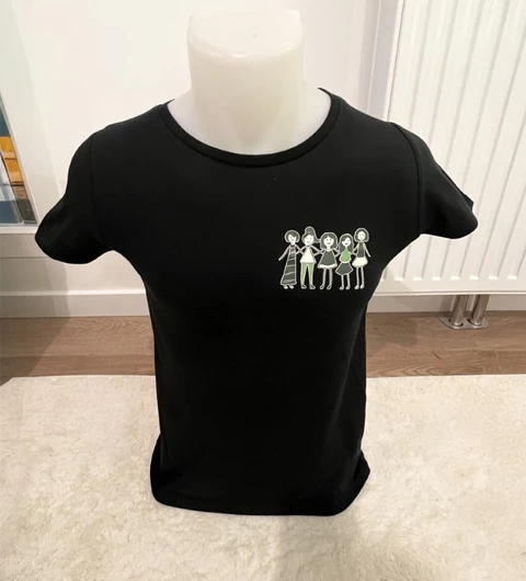 Intérieur moderne avec t-shirt noir féminin présenté sur mannequin buste blanc