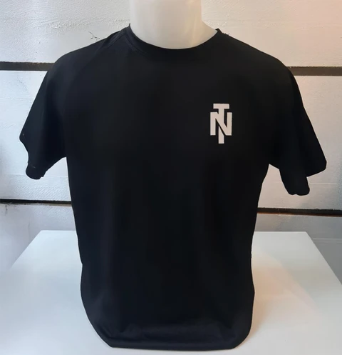 Intérieur commercial avec mannequin présentant un t-shirt noir sur présentoir blanc