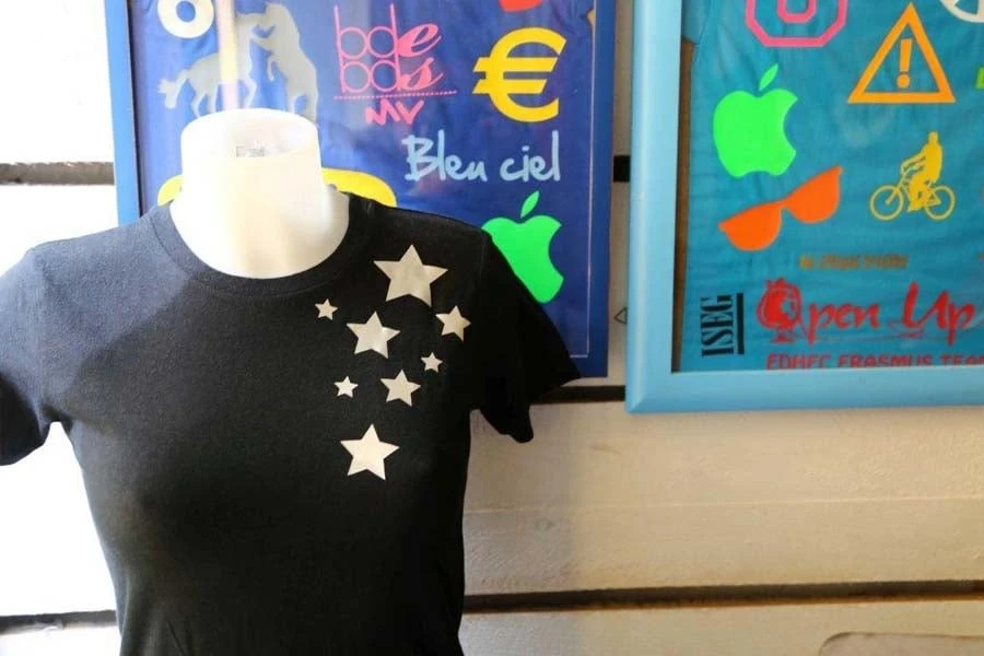 Fils de couture sur fond multicolore en gros plan