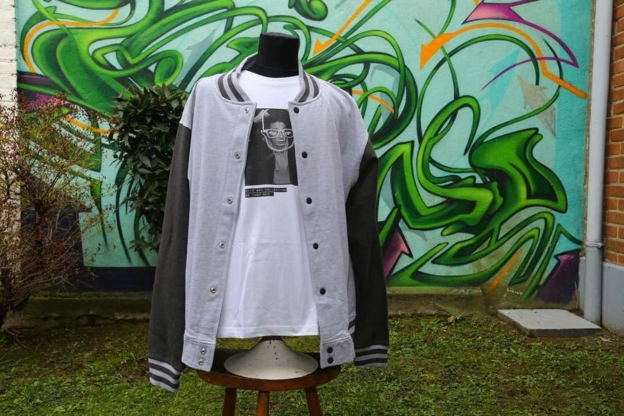 Intérieur lumineux avec mannequin présentant un t-shirt bordeaux sur parquet bois clair près de fenêtres voilées
