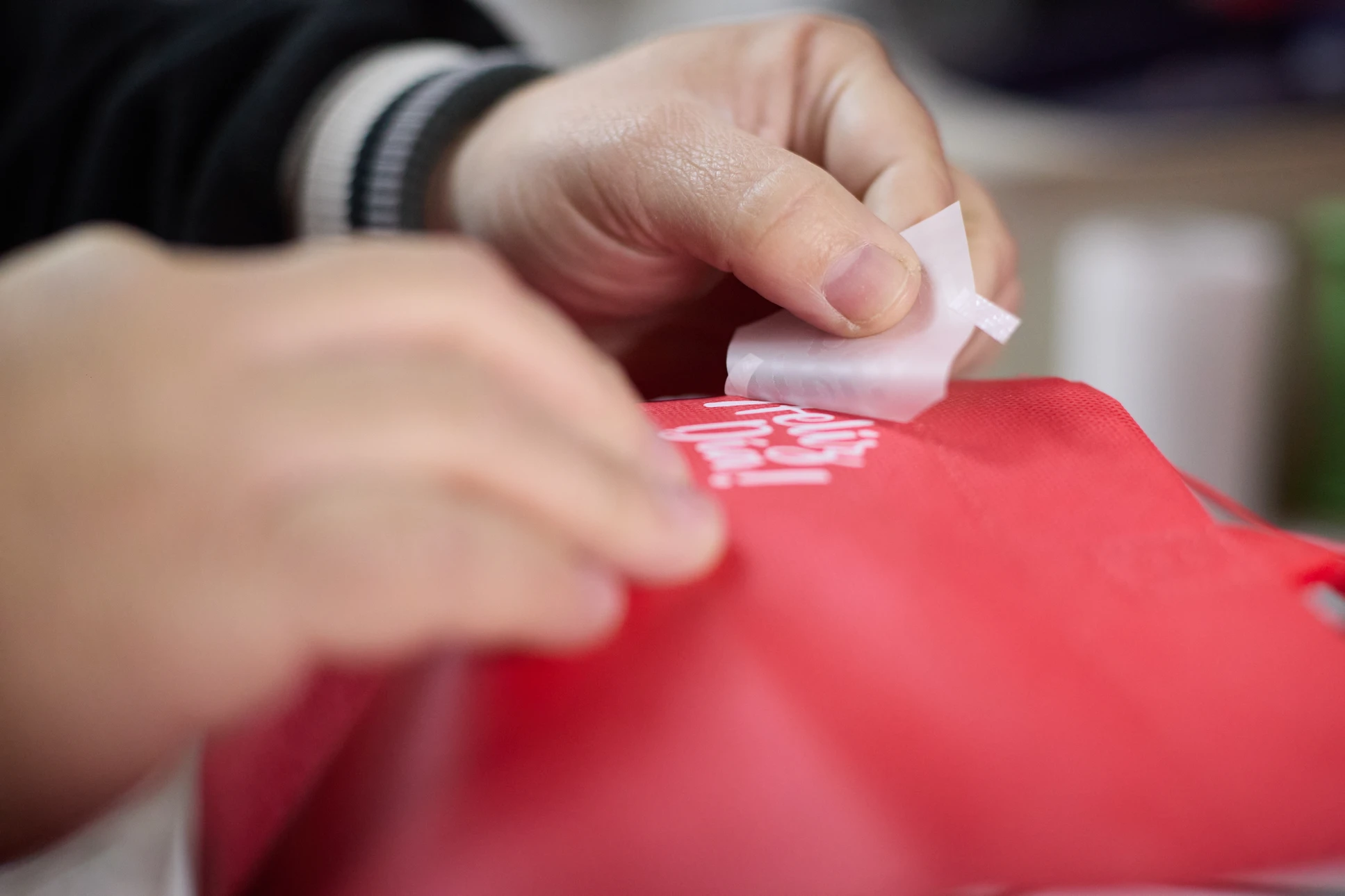 Atelier d'impression personnalisée avec presse à chaud rouge pour marquage de mugs