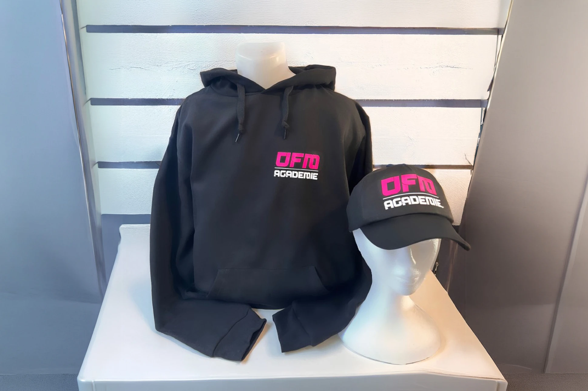 Intérieur de boutique de maroquinerie avec exposition de sacs à main féminins
