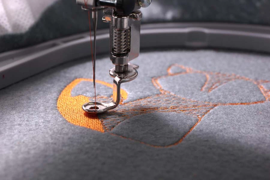 Atelier textile avec ouvrier manipulant une machine à coudre industrielle