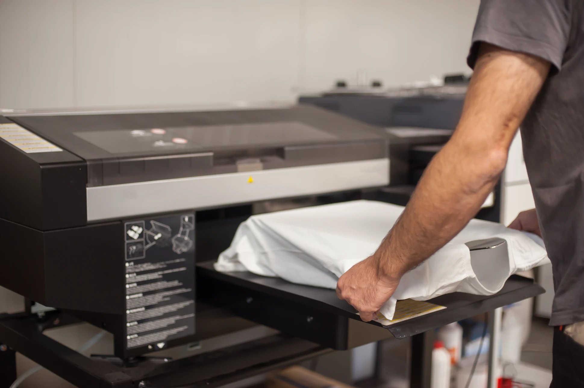 Environnement de bureau intérieur avec équipements d'impression professionnels